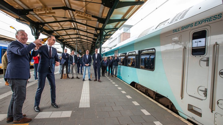 voorzitter Harlingen Sail en gedeputeerde Provincie Fryslân 'dopen' Tall Ships Express trein met een fles voorzitter Harlingen Sail en gedeputeerde Provincie Fryslân 'dopen' Tall Ships Express trein met een fles