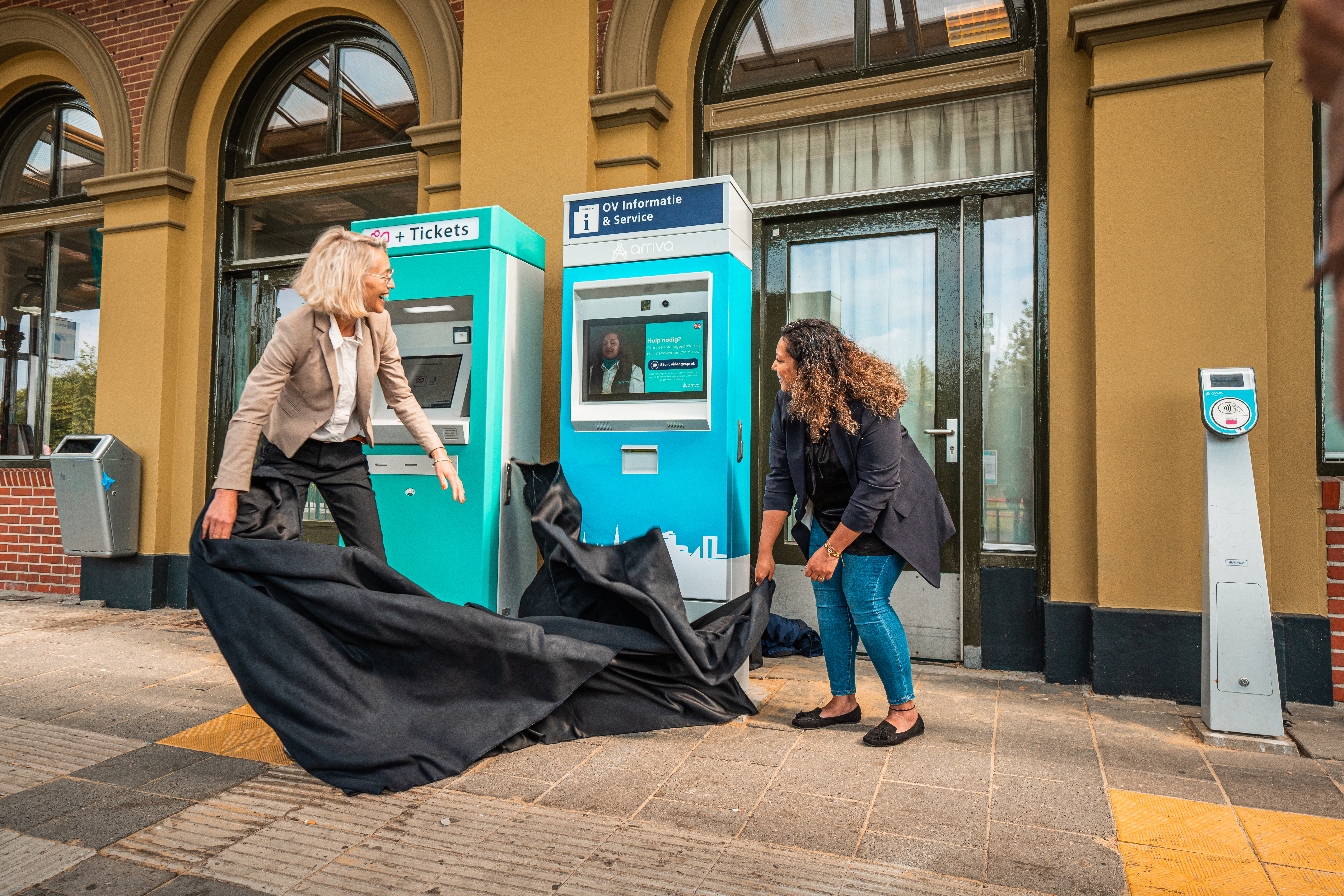 Twee dames onthullen de videohulpzuil op het station van Winschoten