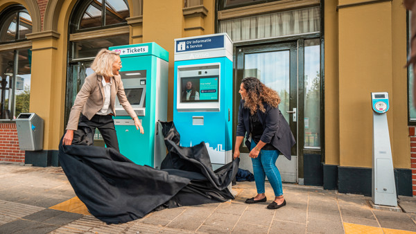 Videohulpzuil van Arriva feestelijk onthuld op station Winschoten Twee dames onthullen de videohulpzuil op het station van Winschoten