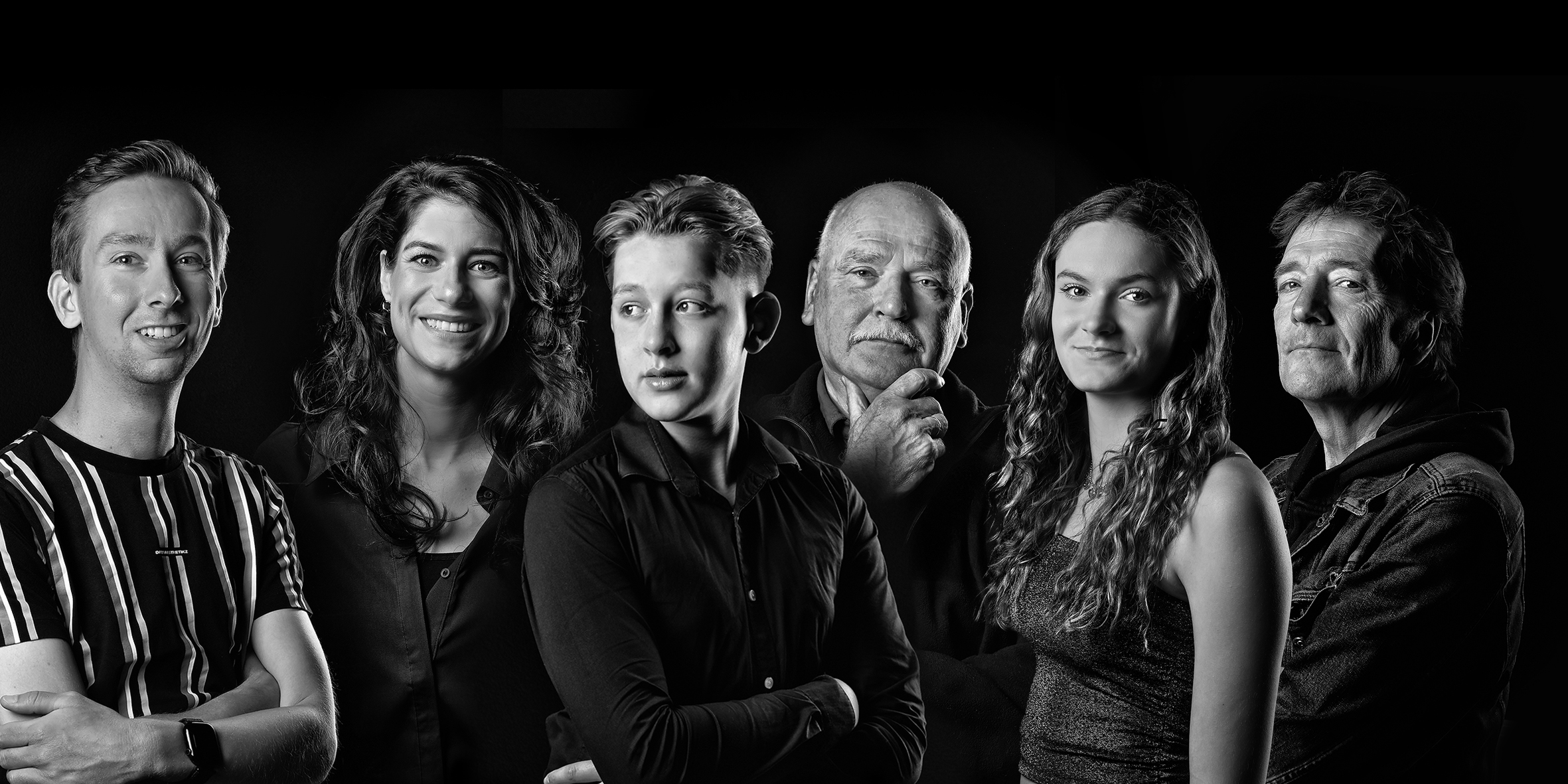 Tukkers uit de trein De Tukker. 6 mensen gefotografeerd in zwart wit die afgebeeld worden in de trein