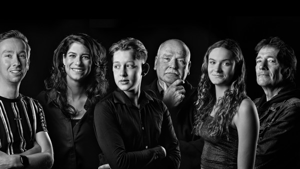 Tukkers uit de trein De Tukker. 6 mensen gefotografeerd in zwart wit die afgebeeld worden in de trein Tukkers uit de trein De Tukker. 6 mensen gefotografeerd in zwart wit die afgebeeld worden in de trein