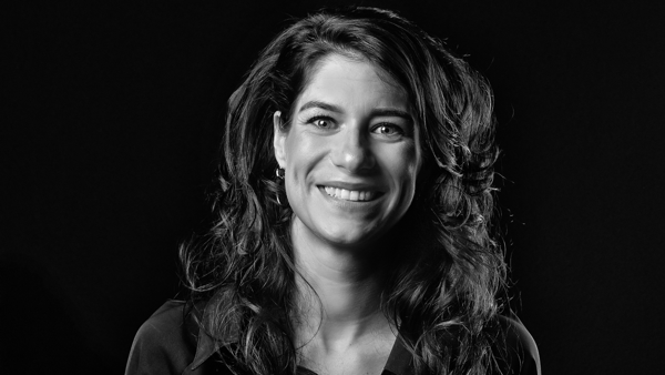 Sanne Assink lacht naar de camera, zij is te zien in de Arriva trein De Tukker Sanne Assink lacht naar de camera, zij is te zien in de Arriva trein De Tukker