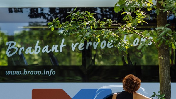 Bravo bus rijdt door een bos tijdens de start van de nieuwe dienstregeling in West-Brabant | Arriva Bravo bus rijdt door een bos tijdens de start van de nieuwe dienstregeling in West-Brabant | Arriva