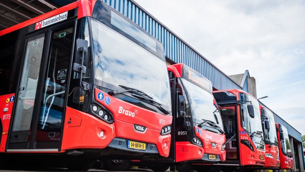 Vijf rode Bravo Arriva bussen staan op een rij.