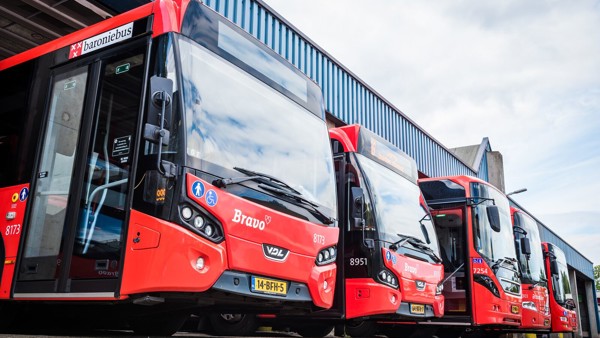 Vijf rode Bravo Arriva bussen staan op een rij. Vijf rode Bravo Arriva bussen staan op een rij.