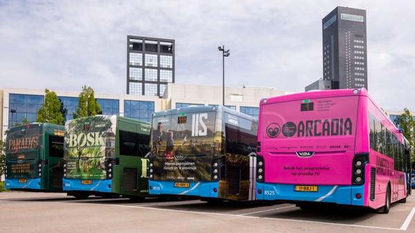 Vier Arriva-bussen op een rij met verschillende advertenties op de achterkant.