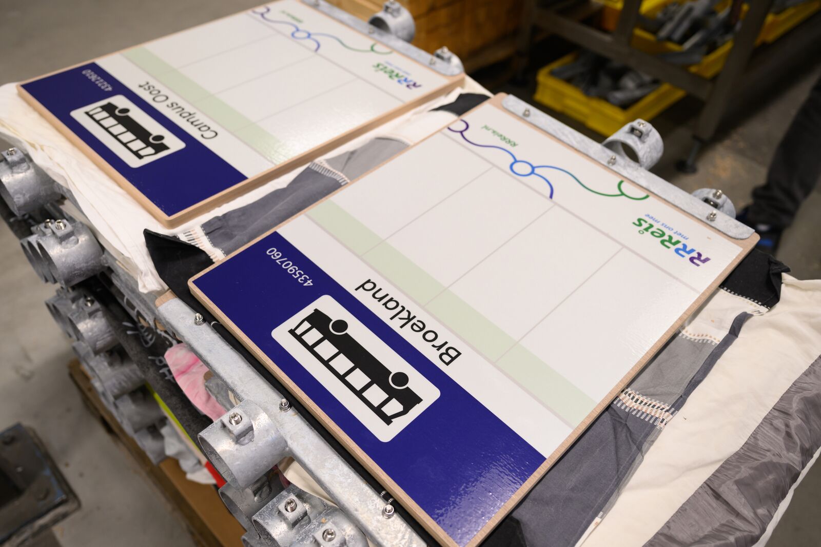 Stapel met nieuwe duurzame bushalteborden in blauw wit voor regio Twente. 