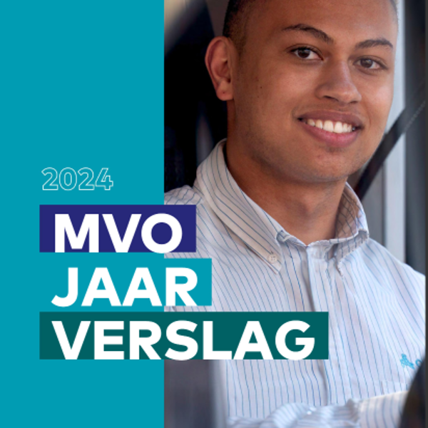 Voorpagina MVO Verslag 2024 Arriva Glimlachende jonge chauffeur nodigt uit tot lezen op de voorpagina van het MVO Verslag 2024 van Arriva