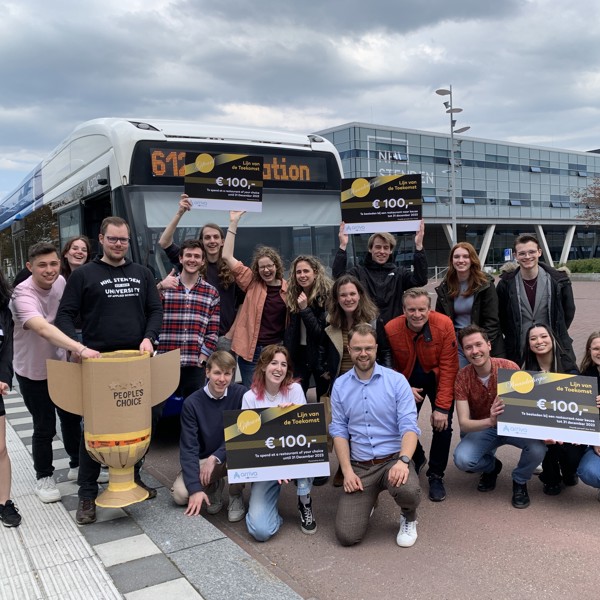 Groep mensen poseert lachend voor een Arriva-bus terwijl ze giftcards van 'Lijn van de toekomst' vasthouden. Groep mensen poseert lachend voor een Arriva-bus terwijl ze giftcards van 'Lijn van de toekomst' vasthouden.