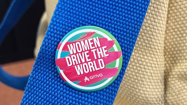 Een rugzak met daarop een button met de tekst: 'Women Drive The World' en het Arriva-logo.