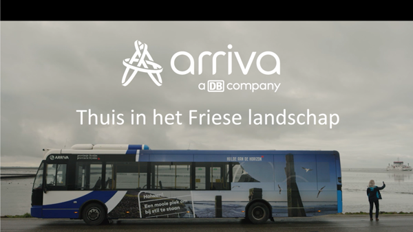 Een blauwe Arriva-bus staat voor een grijze lucht, met daarboven de tekst: 'Thuis in het Friese landschap'.