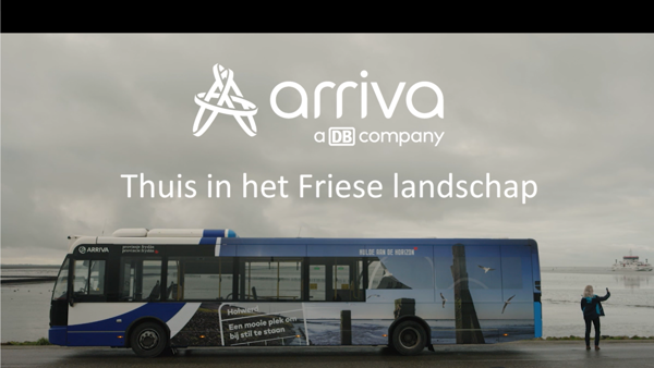 Een blauwe Arriva-bus staat voor een grijze lucht, met daarboven de tekst: 'Thuis in het Friese landschap'. Een blauwe Arriva-bus staat voor een grijze lucht, met daarboven de tekst: 'Thuis in het Friese landschap'.