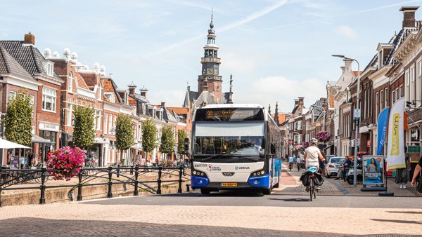 Bus van Arriva rijdt door de friese stad Boslwared Bus van Arriva rijdt door de friese stad Boslwared